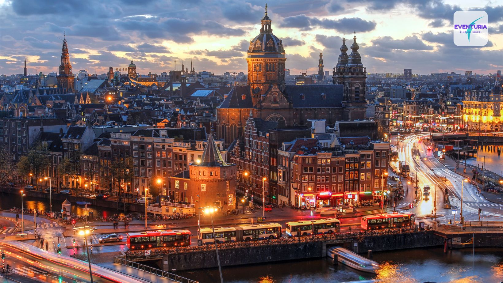 Peisaj panoramic al orașului Amsterdam pe timpul nopții